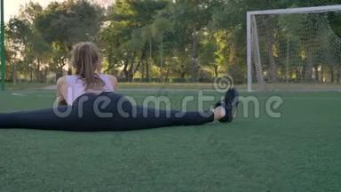 年轻漂亮的女人坐在公园里的空地上，晨练，<strong>减肥</strong>